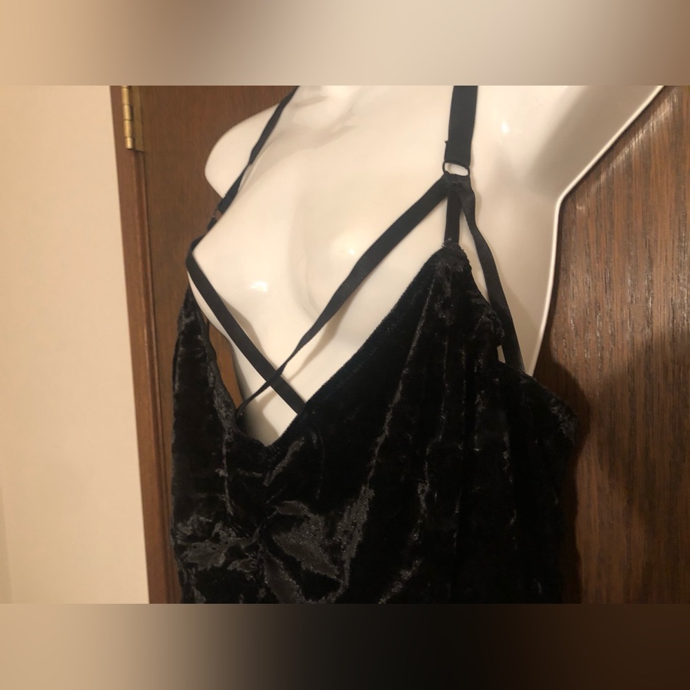 Torrid Strappy Velvet Bralette 4 Black Stretch - Picture 5 of 7